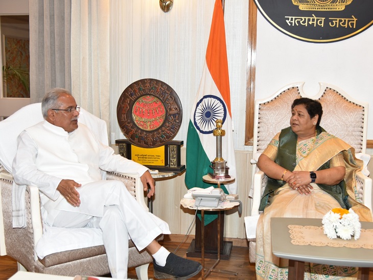 जगदलपुर से लौटकर मुख्यमंत्री भूपेश बघेल शिष्टाचार भेंट के लिए सीधे राजभवन पहुंचे थे। - Dainik Bhaskar