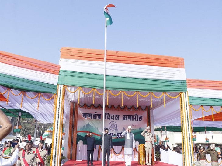 जिले में ध्वजारोहण करते कृषि मंत्री - Dainik Bhaskar