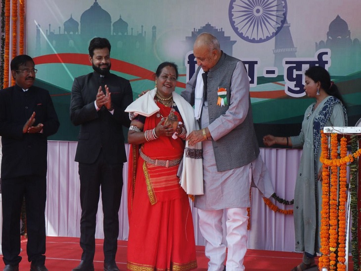 पद्मश्री उषा बारले का सम्मान करते कृषि मंत्री