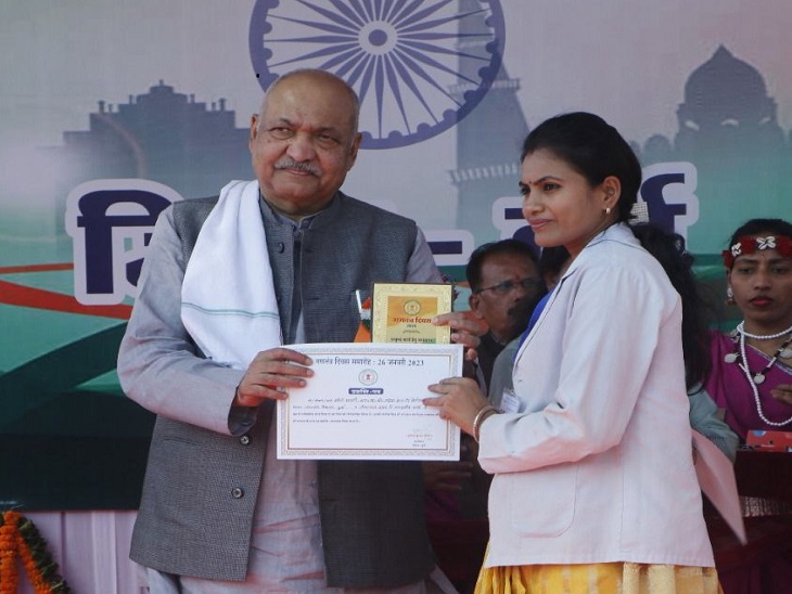 उत्कृष्ठ कार्य करने वालों का सम्मान करते कृषि मंत्री