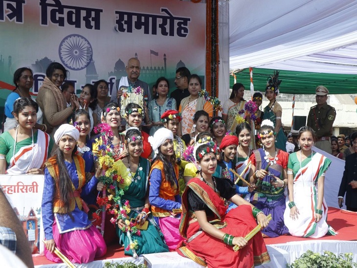 उत्कृष्ट नृत्य करने वालों का सम्मान करते कृषि मंत्री