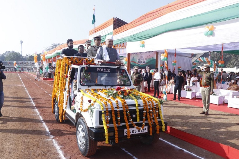 परेड को सलामी देते कृषि मंत्री रविंद्र चौबे व आईजी दुर्ग