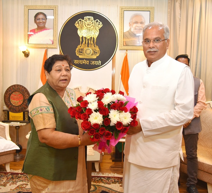 मुख्यमंत्री ने बुके भेंटकर राज्यपाल को शुभकामना दी।