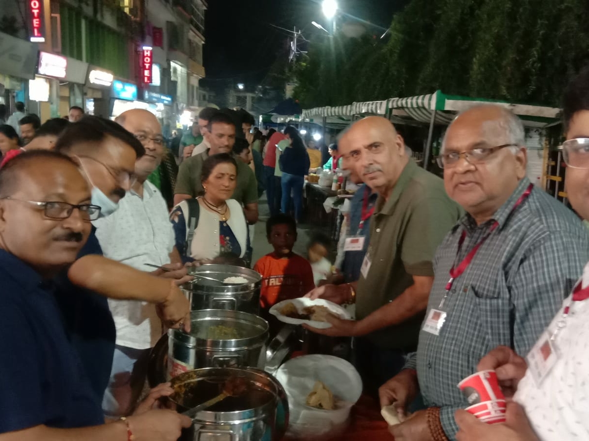 दैनिक मालरोड संस्थाएं मुफ्त खाना देती हैं।