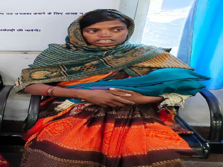 नवजात बच्ची को लेकर भटकती रही महिला। - Dainik Bhaskar