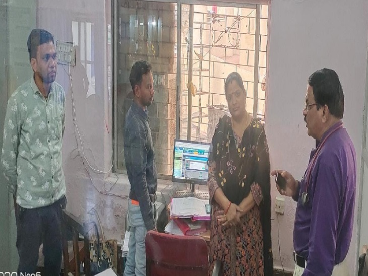 सिविल सर्जन ने कर्मचारियों को जमकर लगाई फटकार।