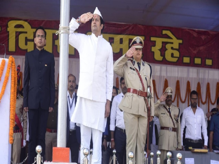 राष्ट्रगान की धुन पर तिरंगे झंडे काे दी गई सलामी। - Dainik Bhaskar