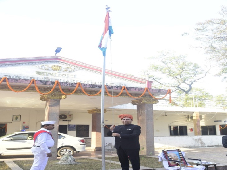 कमिश्नर डा. संजय अलंग ने किया ध्वाजारोहण।