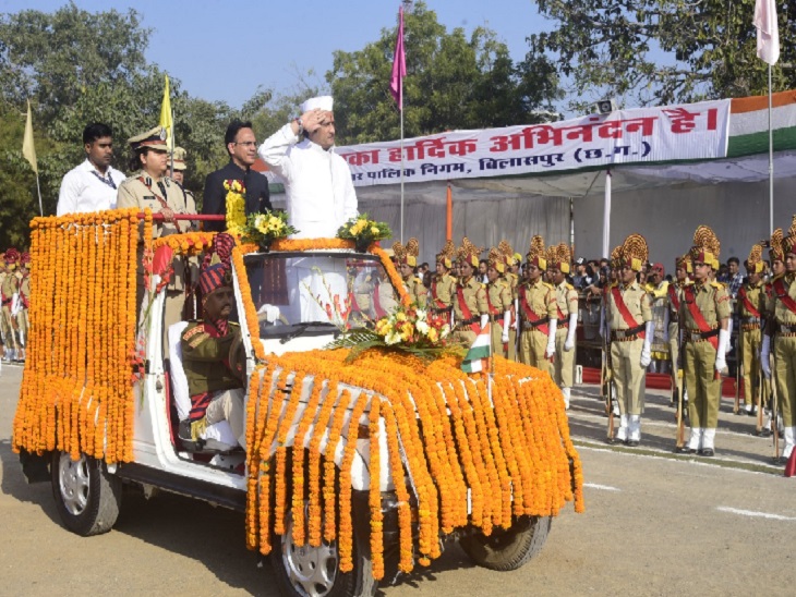 संसदीय सचिव विकास उपाध्याय ने ली परेड की सलामी।