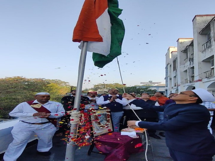 कलेक्ट्रेट में कलेक्टर सौरभ कुमार ने तिरंगा फहराया।