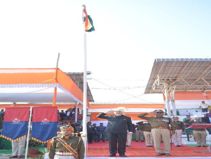 दक्षिण पूर्व मध्य रेलवे के जोन के महाप्रबंधक ने तिरंगे झंडे को सलामी दी।