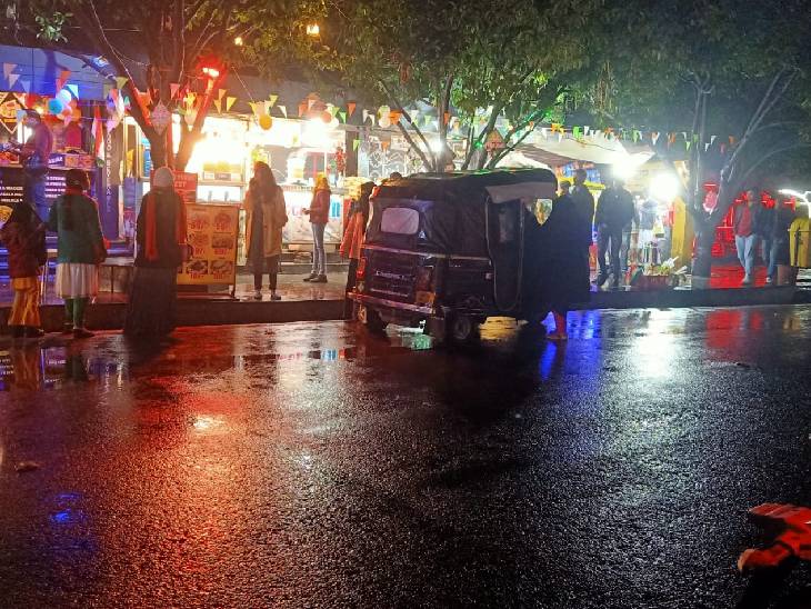 तस्वीर भोपाल के वोट क्लब की है। गणतंत्र दिवस की रात यहां सैलानियों की भीड़ रही। देर रात तक बारिश का दौर भी जारी रहा।