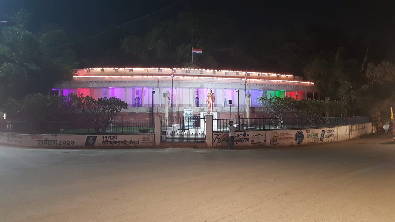 संसद भवन की तरह दिखता अंबेडकर चौक।