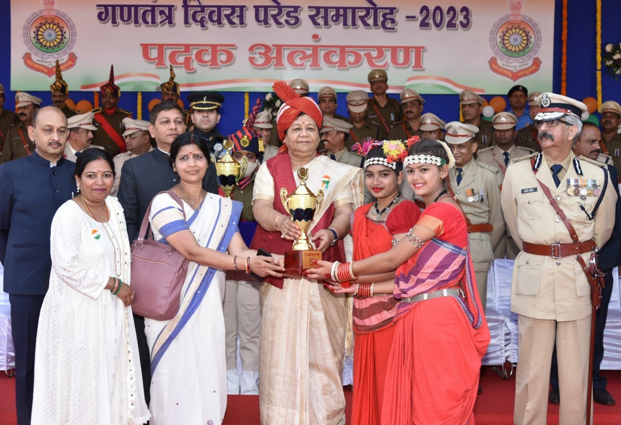 राज्यपाल ने किया सभी को सम्मानित।
