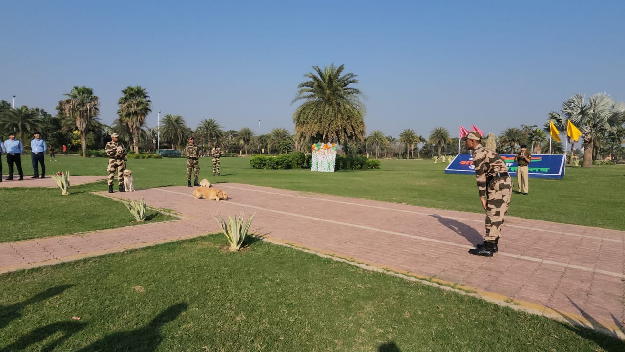 डॉग्स ने किया सैल्यूट।