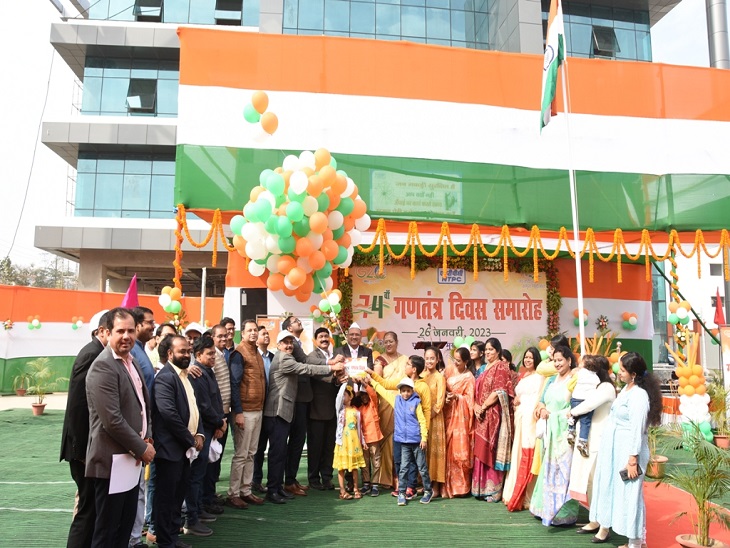 समारोह में कर्मचारी और उनके परिजन रहे मौजूद