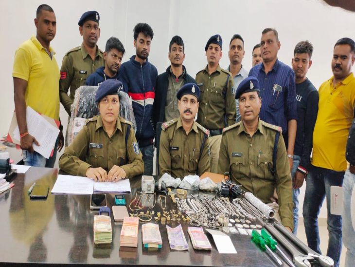 पुलिस ने की प्रेस कॉन्फ्रेंस। - Dainik Bhaskar