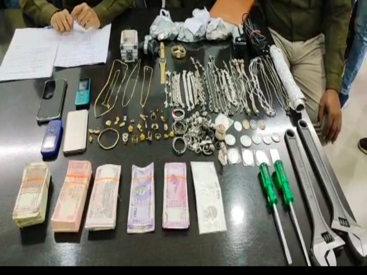 चोरी का सामान, नगद और औजार जब्त।