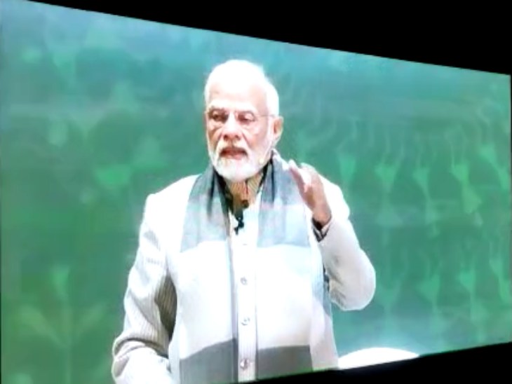 पीएम मोदी वीडियो कॉन्फ्रेंसिंग से देशभर के स्कूलों से जुड़े।