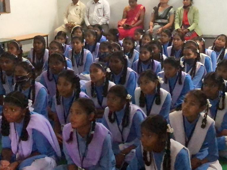 शासकीय उच्चतर माध्यमिक स्कूल भैंसबोड़ में छात्राएं पढ़ाई करती हुईं। - Dainik Bhaskar