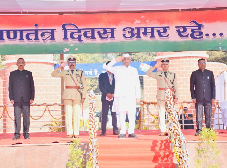 परेड की सलामी लेते।