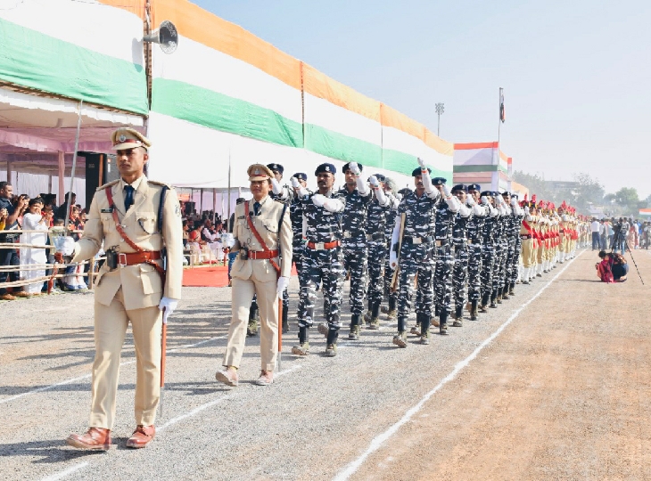 परेड करते जवान।