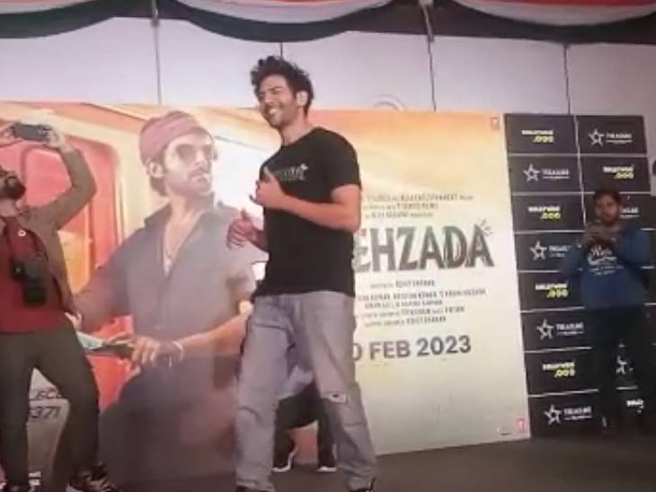 शाम 7 बजे कार्तिक आर्यन एमजी रोड स्थित ट्रेजर आईलैण्ड मॉल भी पहुंचे। यहां सैकड़ों फैन्स के बीच कार्तिक ने डांस मूव दिखाए।