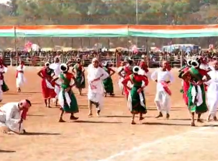 लालबाग मैदान में नृत्य करते बच्चे।