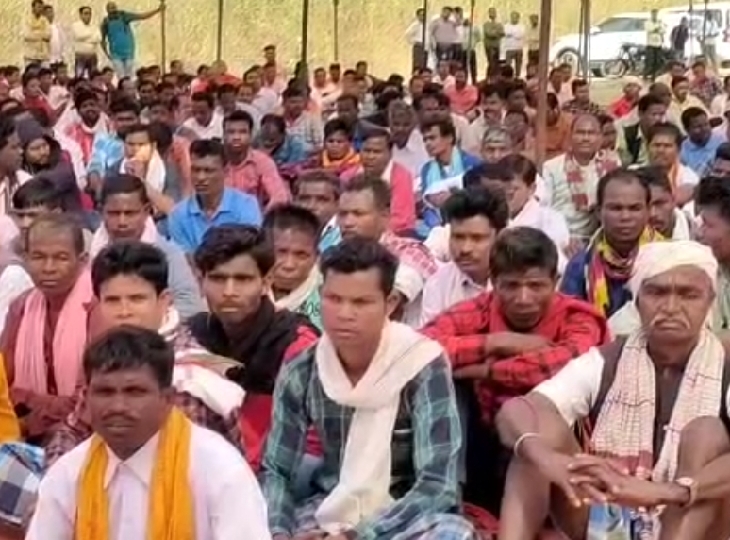 धरने में बैठे ग्रामीण।