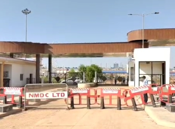 प्लांट का गेट बंद करवाया गया।