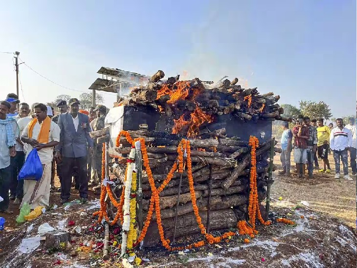 कर्नाटक के बेलगावी में हुआ शहीद विंग कमांडर हनुमंथ राव सारथी का अंतिम संस्कार - Dainik Bhaskar
