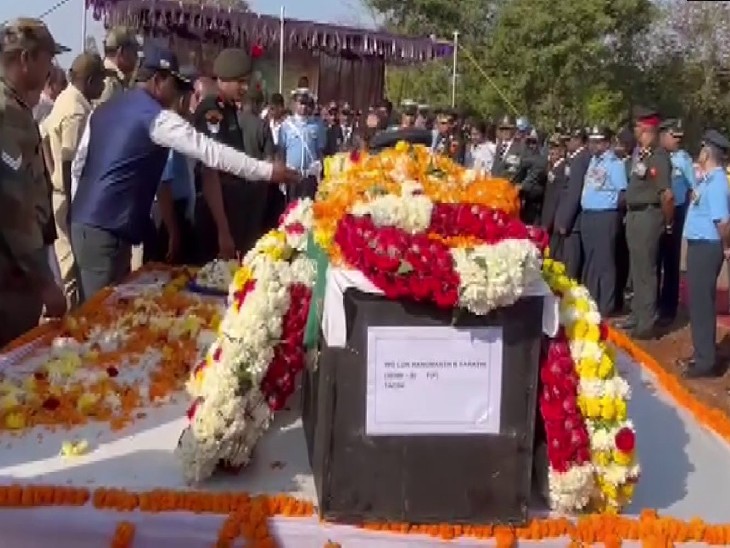 शहीद की पार्थिव देह को श्रद्धांजलि अर्पित करते हुए