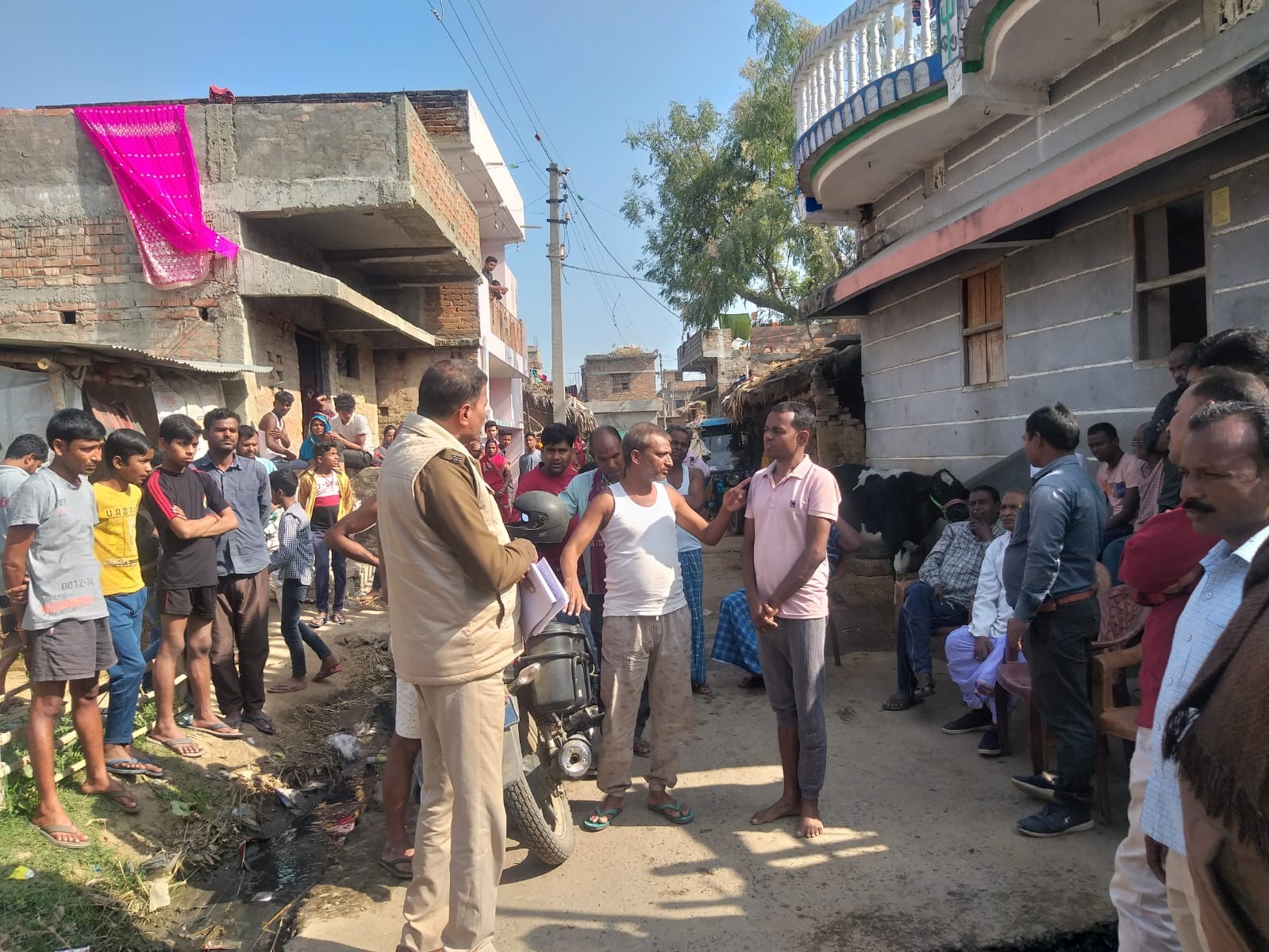 रविवार दोपहर इंस्पेक्टर वकील प्रसाद यादव ने मौके पर पहुंचकर घटना की जानकारी ली।