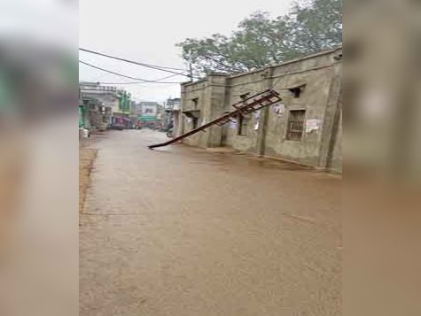 dilapidated electric pole fell, no casualties | दुर्घटना: टूटकर गिरा ...
