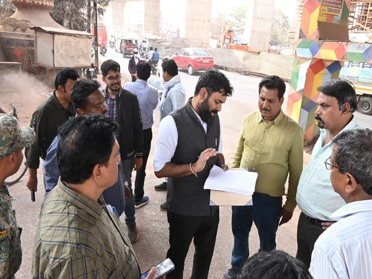 निर्माण को लेकर प्लानिंग करते निगम कमिश्नर
