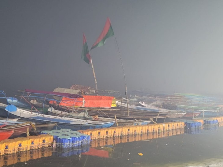 संगम नोज पर बंधीं नावों में ही मल्लाह अपना डेरा जमा लेते हैं।