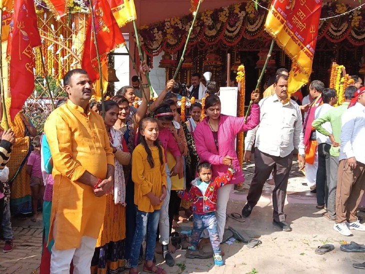 मां की कलश यात्रा में हर उम्र वर्ग के लोग शामिल हुए।