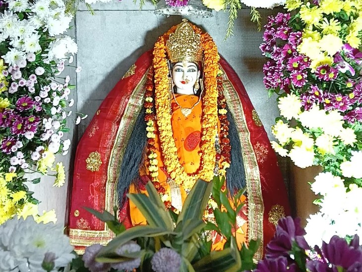 मां शीतला का 1001 कलशों में लाए गए मां गंगा के जल से अभिषेक होगा। इसके बाद विशेष श्रृंगार किया जाएगा।