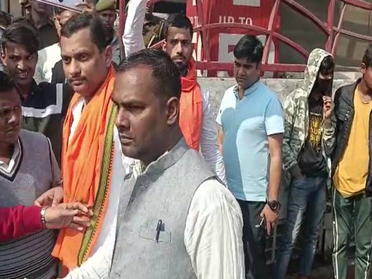 हिंदू जागरण मंच के लोगों ने कहा कि फिल्म कंपनी के 400 करोड़ के शेयर धड़ाम से गिर गए हैं।