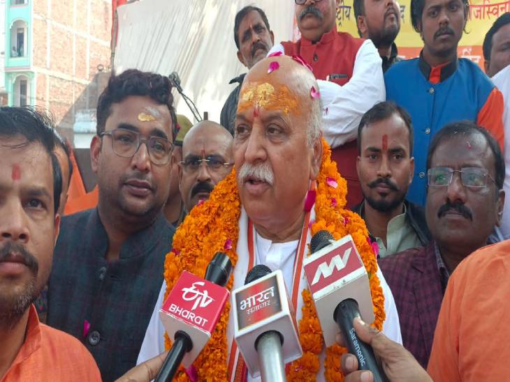 प्रवीण तोगड़िया राष्ट्रीय बजरंग दल द्वारा राम जानकी मंदिर में आयोजित रक्षा निधि अर्पण कार्यक्रम में हिस्सा लेने वाराणसी में पहुंचे हैं।