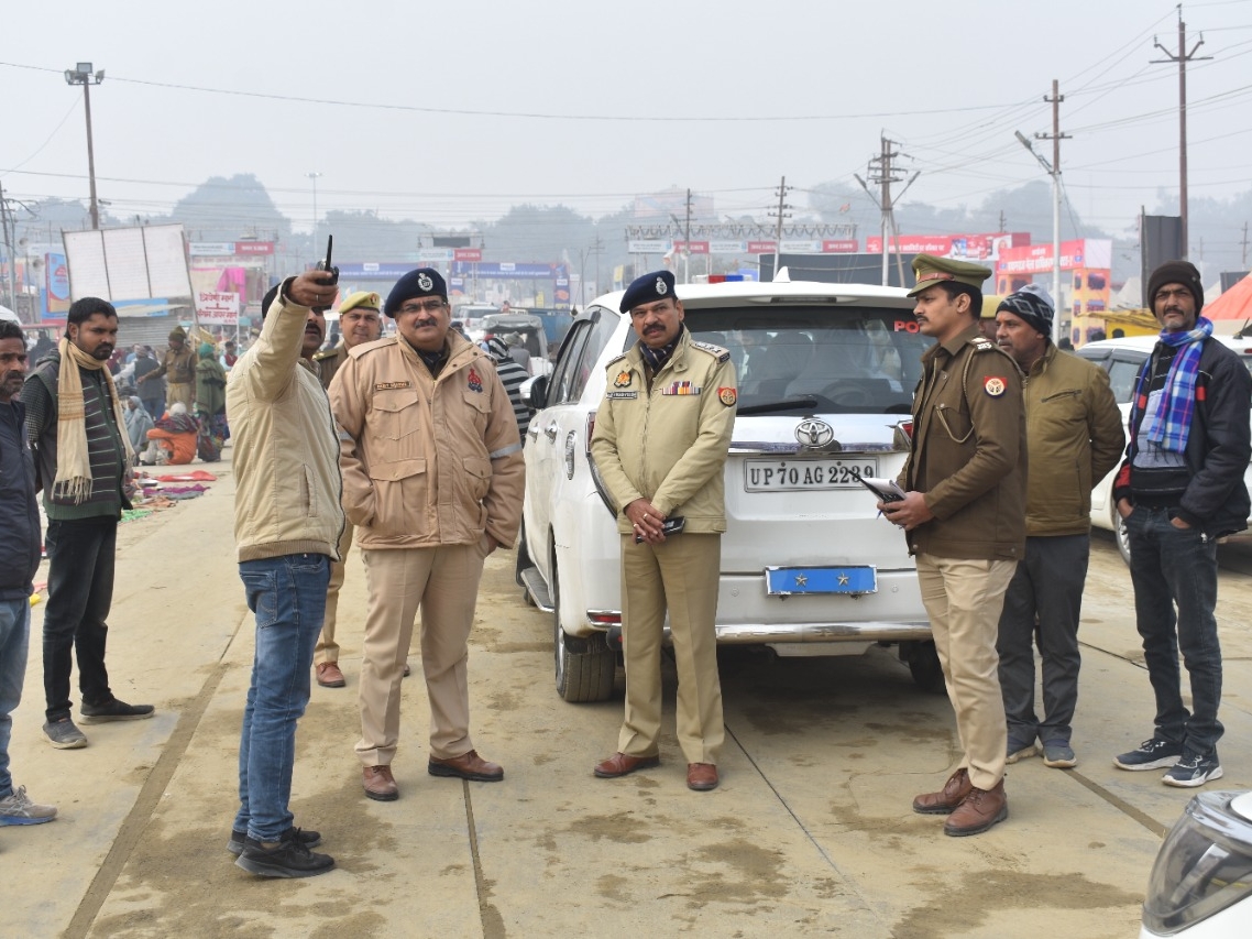 माघ मेला क्षेत्र में दारागंज पुलिस मौके पर पहुंची। पुलिस शव को पोस्टमॉर्टम के लिए भेज जांच पड़ताल में जुटी है।