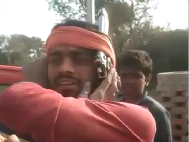 फायरिंग के साथ युवक डांस भी करता रहा।