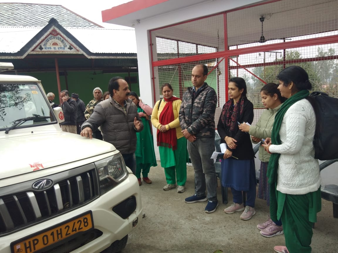 स्वास्थ्य टीम को दिशा निर्देश देते हुए CMO डॉक्टर आरके अग्निहोत्री।