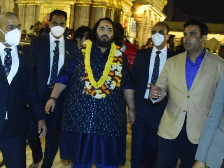 मंदिर प्रशासन ने अनंत अंबानी का स्वागत किया।