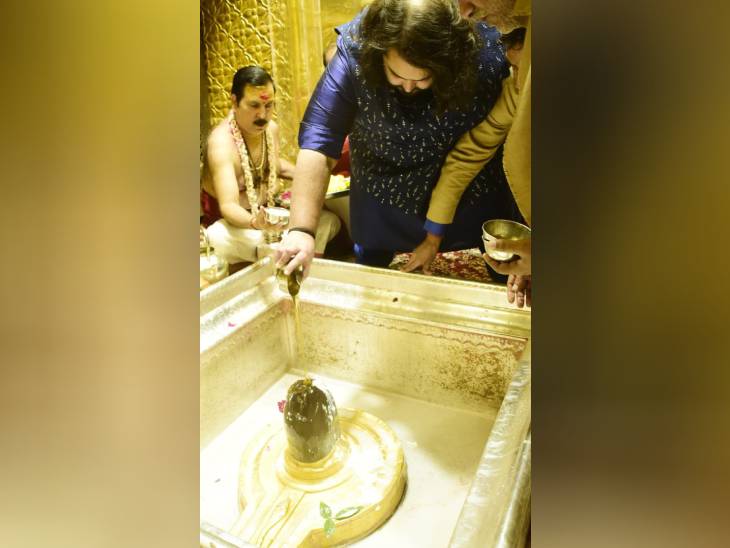 श्रीकाशी विश्वनाथ में पूजा-अर्चना करते अनंत अंबानी।