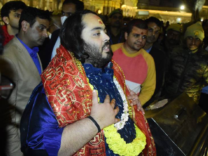 बाबा के दौरान अनंत अंबानी कुछ इस अंदाज में नजर आए।