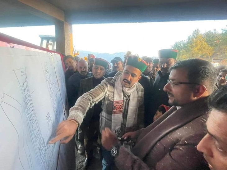 शिमला के समीप कटासनी में निर्माणाधीन स्टेडियम के निरीक्षण को पहुंचने खेल मंत्री विक्रमादित्य सिंह