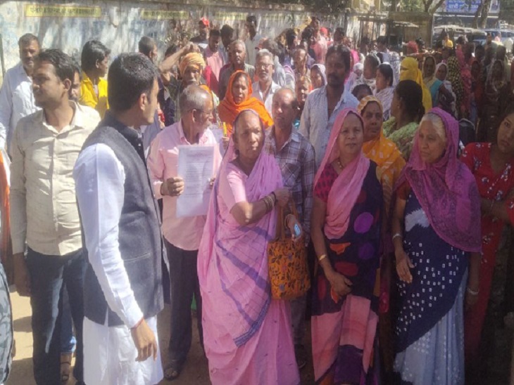 पटेल चौक से पंजीयक कार्यालय तक विरोध में किया मार्च