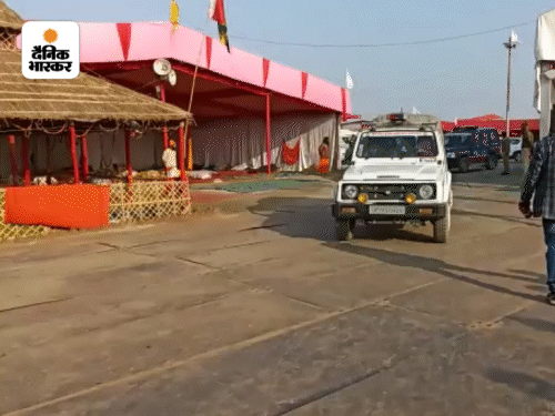 धीरेंद्र शास्त्री की सुरक्षा का चक्र मजबूत रखने के लिए उनकी गाड़ियों का काफिला कुछ इस तरह से चल रहा है।