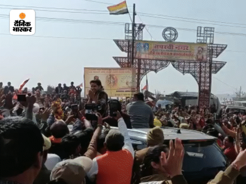 ये तस्वीर पंडित धीरेंद्र शास्त्री के मेजा के लिए रवाना होने के दौरान की है।